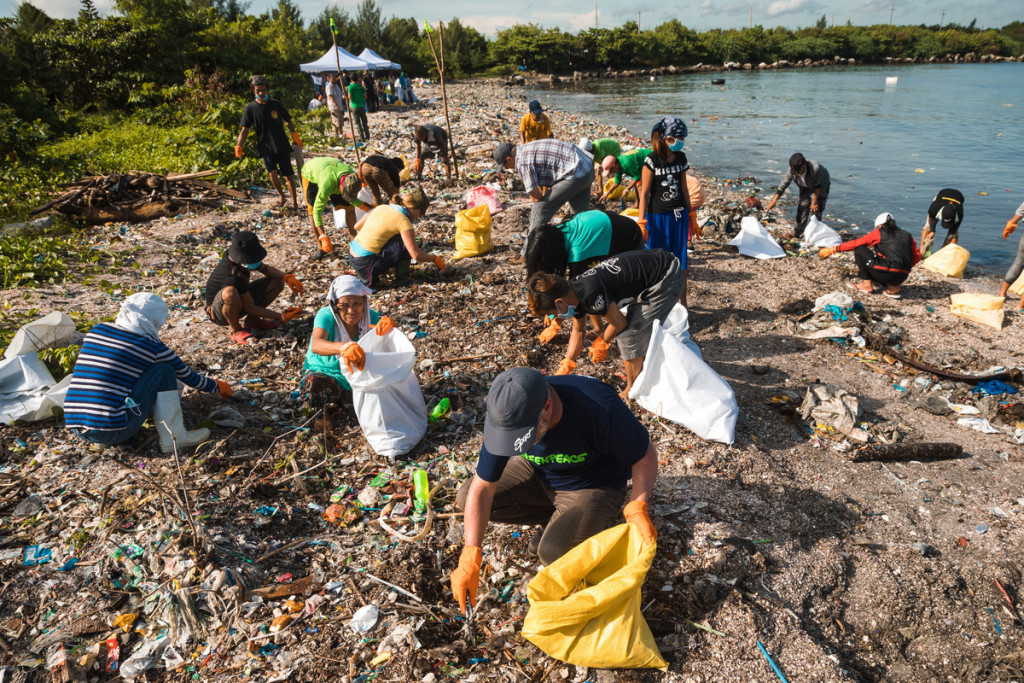 Volunteers collect trash during a garbage audit environmental groups conducted at Freedom Island in Metro Manila last year. Image courtesy of Greenpeace.