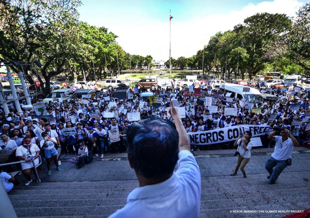Governor Alfredo Marañon shows his thumbs up to the young people who gathered in front of Negros Occidental provincial capitol. Photo credit: Rexor Amancio / The Climate Reality Project Philippines.