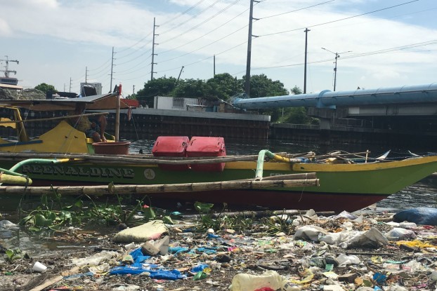Polluted fishing community along Manila Bay near the Freedom Island. credit: IVAbano